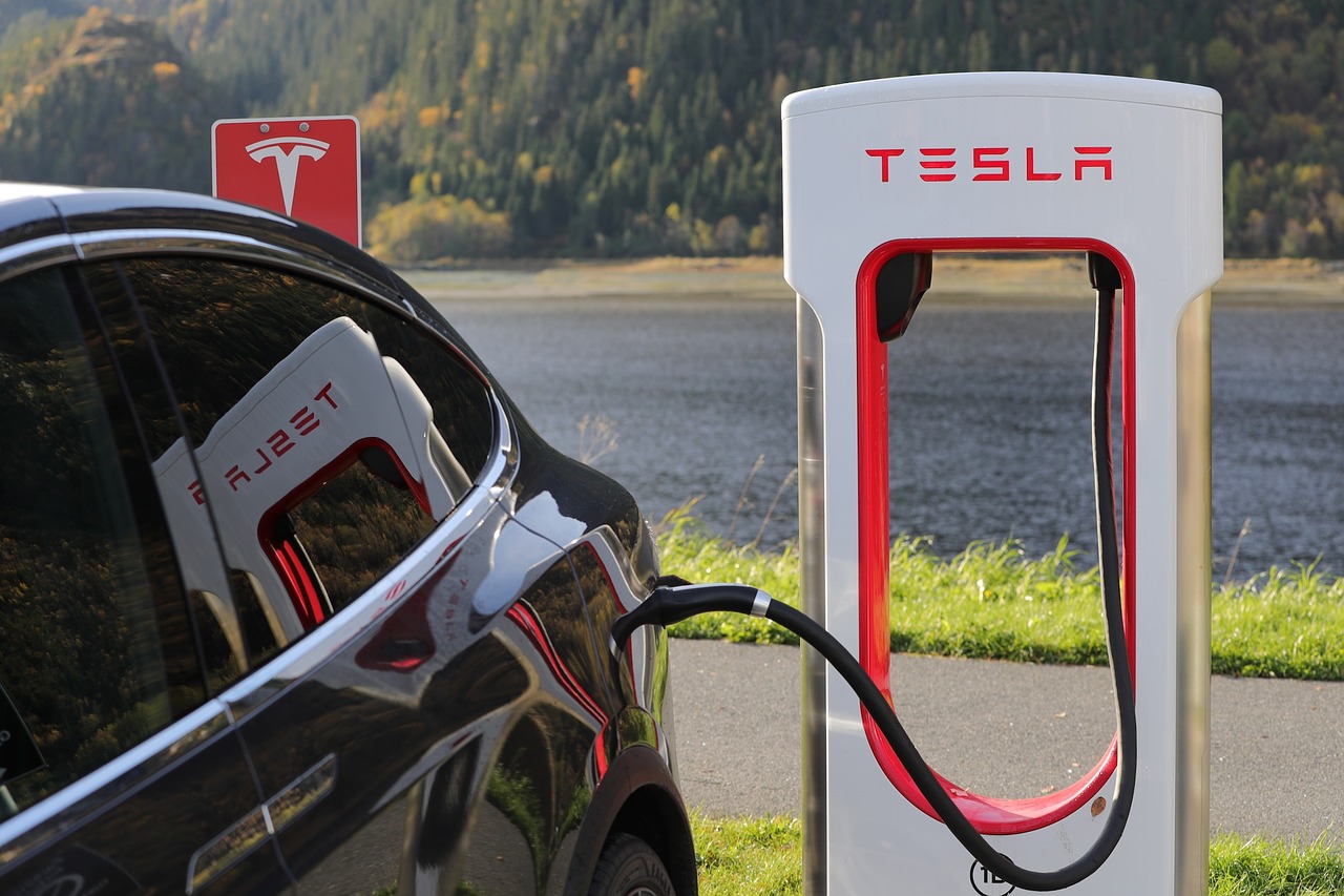 Kako hitro polni Tesla na AC in Superchargerju