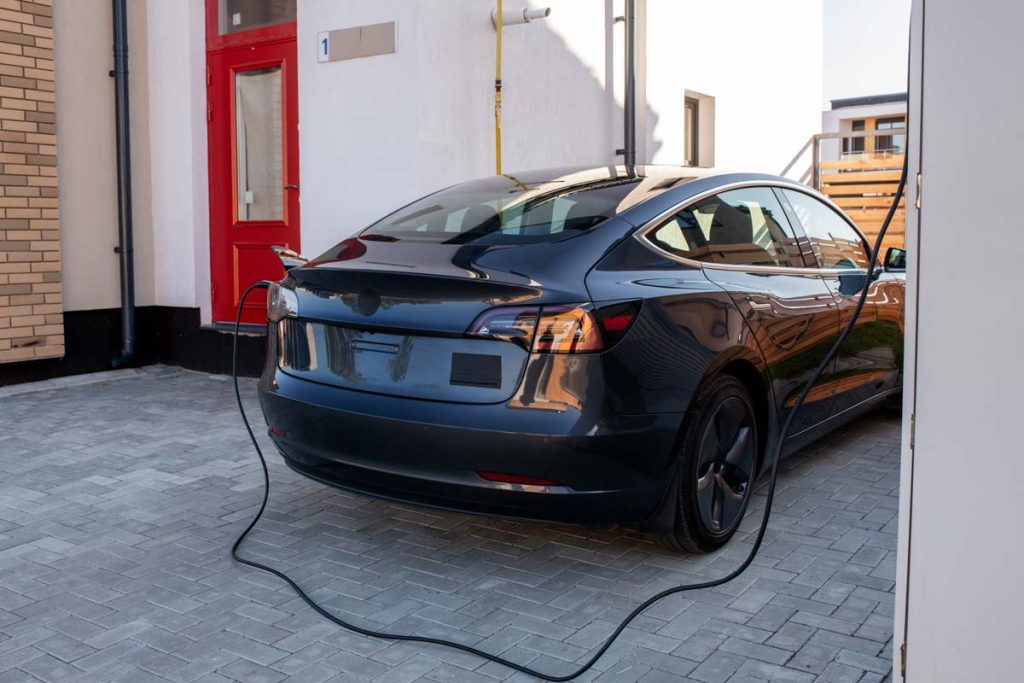 Domača polnilna postaja za električni avto Tesla