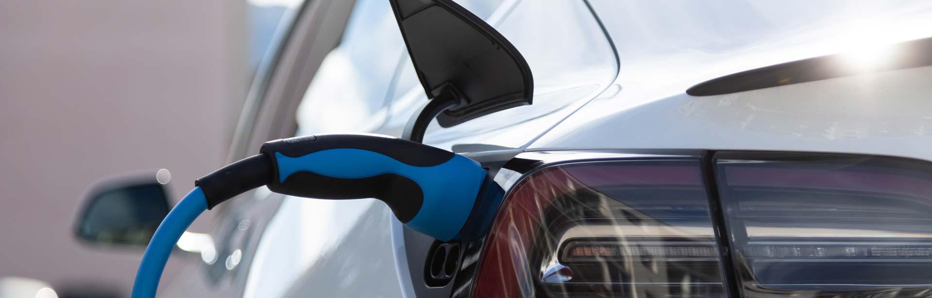 Vodič za polnjenje Tesle: Od domačih polnilnic do Superchargerjev v Sloveniji